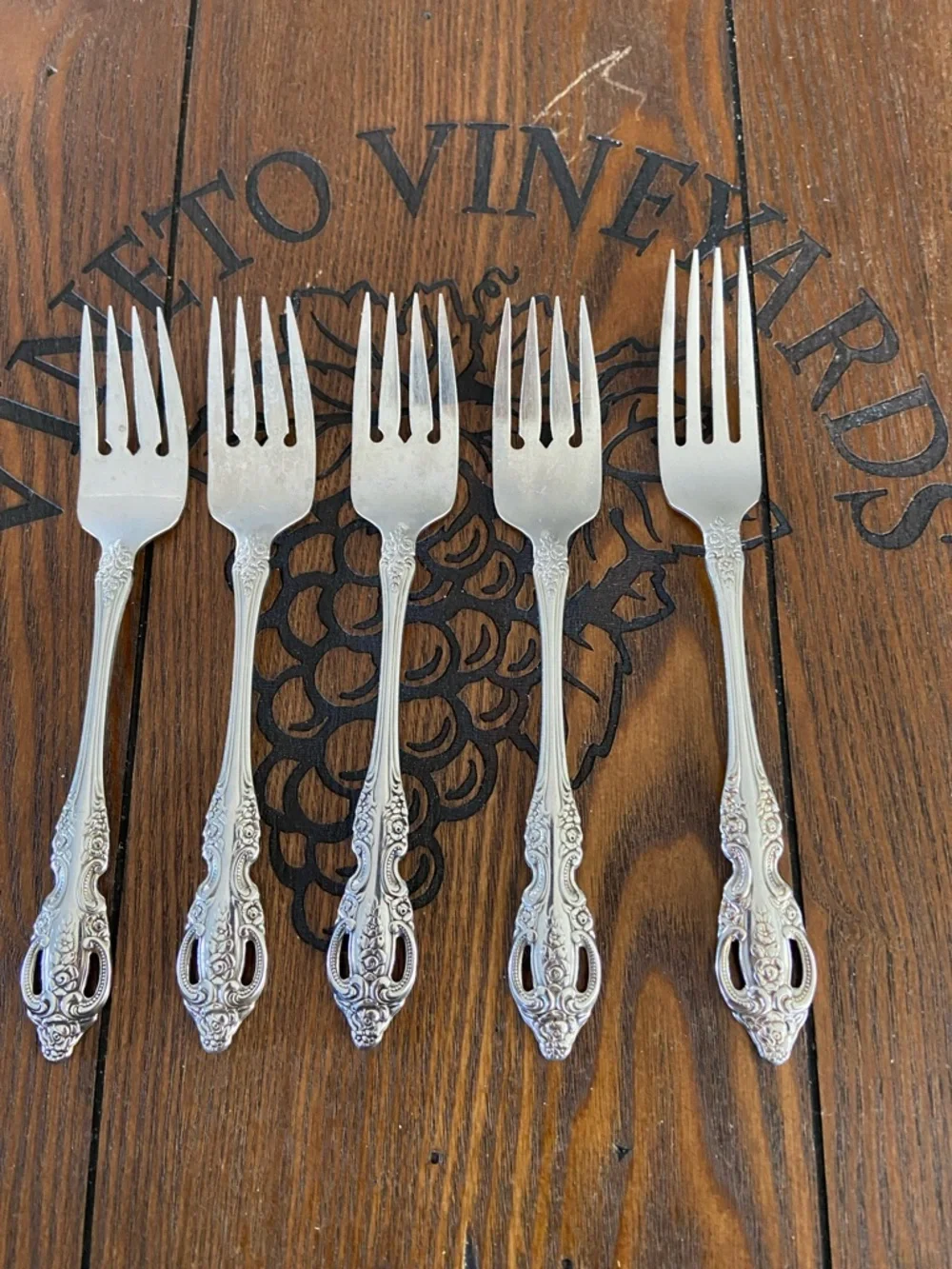 Oneida SSS Silver-Tone Flatware Set - Elegant Dining Spoons, Forks & Knives